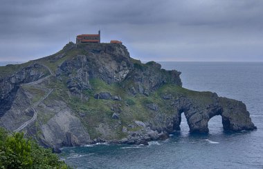 Gaztelugatxe es un islote ubicado en el pueblo de Bermeo en la provincia de Bizkaia. El lo alto del mismo en el siglo X se construyo una ermita adanmıştır. Gaztelugatxe proviene del euskera y significa 