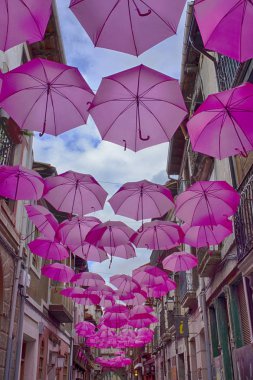 Noche en blanco en Medina de Pomar vilayeti de Burgos. La ciudad se adorno para esta fiesta con paraguas süspandidos. Kutlama el primer viernes del mes de agosto. El objetivo es mostrar el arte, la msica, el teatro... vs. a dos los publicos.