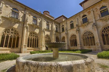 El monasterio de San Salvador de O/a fue fundado en el a/o 1011 por Sancho Garcia con la finalidad de ser su lugar de enterramiento. Inicialmente era un monasterio mixto, en el que  coexistan frailes y monjas. En 1033 paso a los benedictinos.