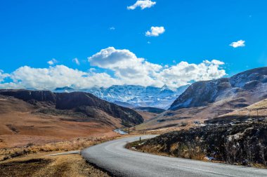 Resim mükemmel kar Drakensberg Dağları şapkalı ve Güney Afrika Underberg Sani yakınındaki yeşil düzlükler geçmek