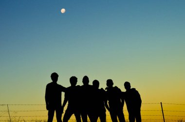 Arkadaşlar sonsuza kadar - büyük zevk mutlu Hint dostları grubu ve