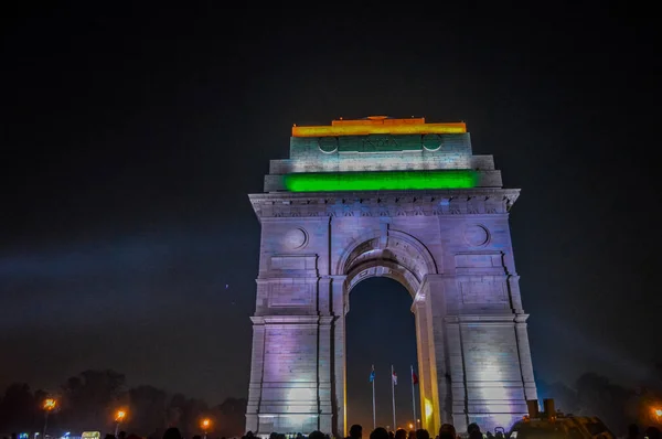 Hindistan kapı yakınındaki Rajpath Yeni Delhi'de güzel gece manzarası