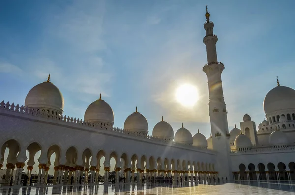 아 부 다 비 아랍 에미리트의 웅장 하 고 장엄한 셰이크 자 이드 모스크 — 스톡 사진