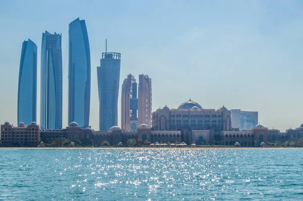 Ciudad de Abu Dhabi skyline a lo largo de la playa de Corniche tomada de un barco —  Fotos de Stock