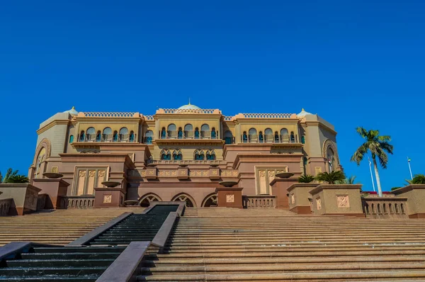 Majestic and Palatial beach front hotel known as Emirates Palace in Abu Dhabi UAE — Stock Photo, Image