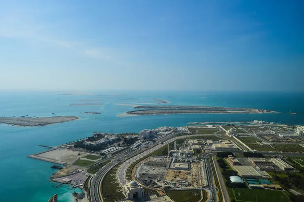 Bird's eye en luchtfoto drone uitzicht op Abu Dhabi stad vanaf de observatie dek — Stockfoto