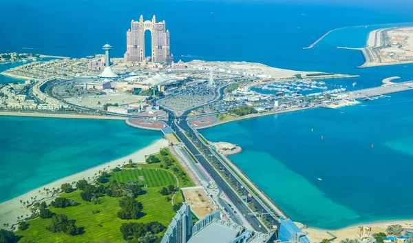 Ojo de pájaro y avión no tripulado vista de la ciudad de Abu Dhabi desde la plataforma de observación —  Fotos de Stock