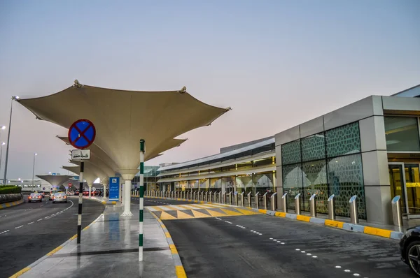 Aeroporto Internacional de Abu Dhabi na capital dos Emirados Árabes Unidos — Fotografia de Stock