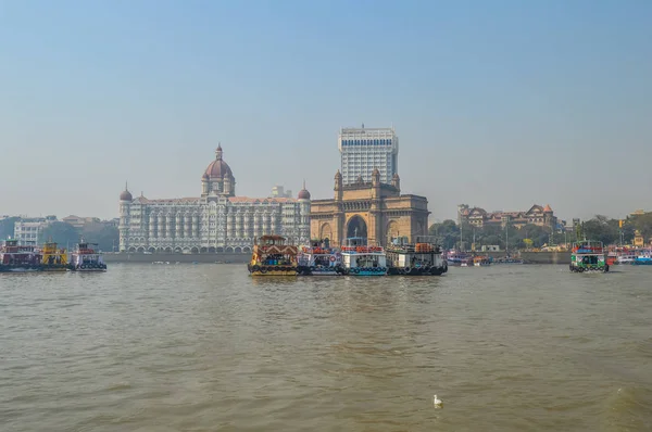 Bela porta da Índia perto do hotel Taj Palace no porto de Mumbai com muitos molhes no mar da Arábia — Fotografia de Stock