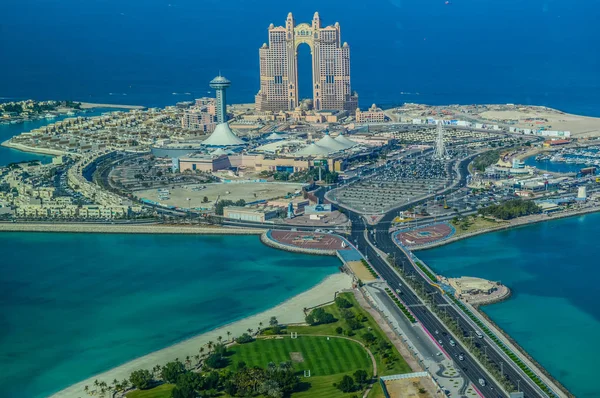 Ojo de pájaro y avión no tripulado vista de la ciudad de Abu Dhabi desde la plataforma de observación —  Fotos de Stock