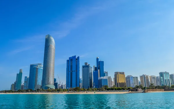 Ciudad de Abu Dhabi skyline a lo largo de la playa de Corniche tomada de un barco —  Fotos de Stock