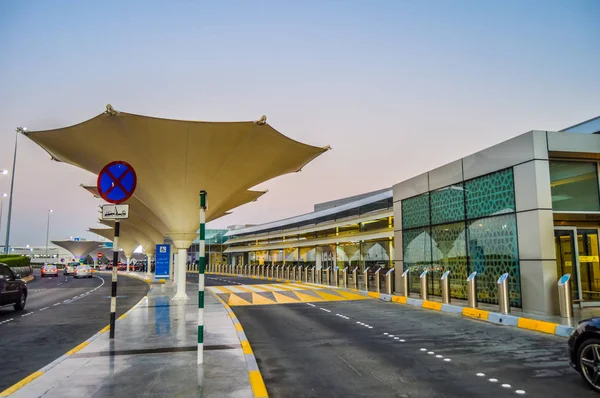 Aeroporto Internacional de Abu Dhabi na capital dos Emirados Árabes Unidos — Fotografia de Stock