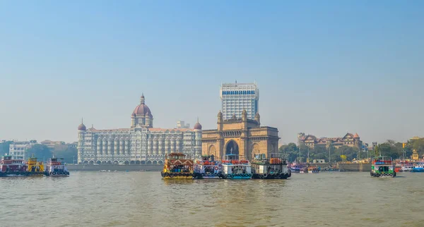 Hermosa puerta de entrada de la India cerca del hotel Taj Palace en el puerto de Mumbai con muchos embarcaderos en el mar Arábigo — Foto de Stock