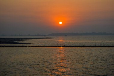 Güzel bir deniz manzarası Elephanta için bir tekne gezisi sırasında Arap Denizi'nde Gateway of India mağaralar