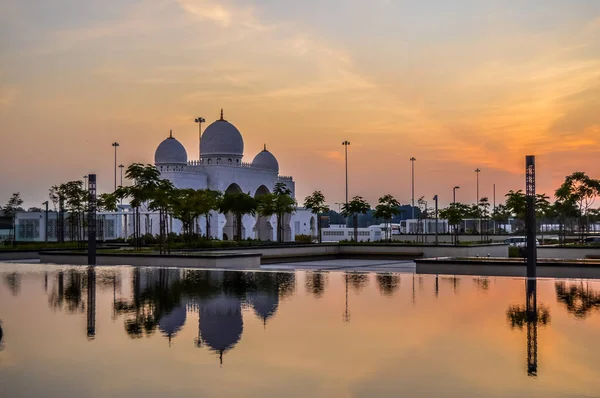 Den stora och magnifika Sheikh Zayed-moskén i Abu Dhabi Uae — Stockfoto