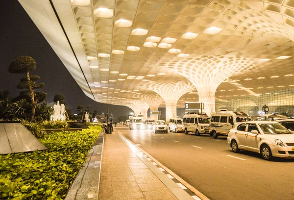 Belos exteriores do Aeroporto Internacional de Mumbai durante a noite — Fotografia de Stock