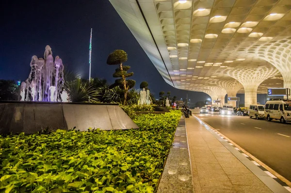 Belos exteriores do Aeroporto Internacional de Mumbai durante a noite — Fotografia de Stock