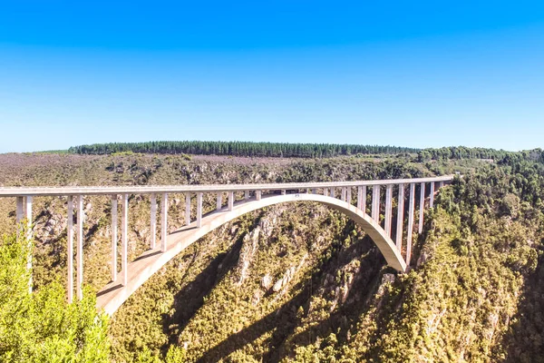 Bloukrans bunjee jumping bridge er en bue bro beliggende nær N - Stock-foto