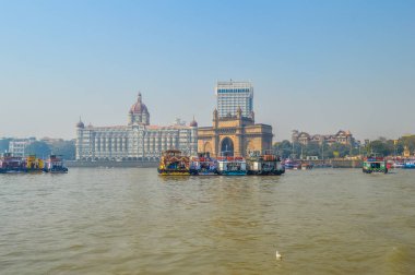 Güzel Gateway of India Taj Palace hotel Mumbai liman Umman Denizi üzerinde birçok jetties ile yakın