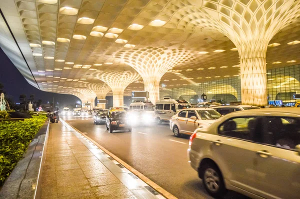 Belos exteriores do Aeroporto Internacional de Mumbai durante a noite — Fotografia de Stock