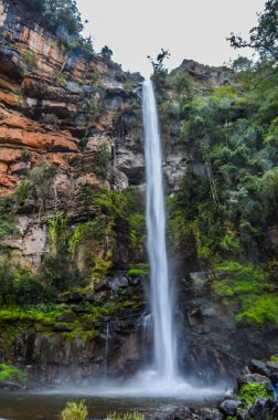 Güzel tenha ve görkemli Lonecreek veya Lone dere düşüyor, Sabie Mpumalanga Güney Afrika şelale