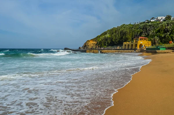 Thompsons bay beach, Pintoresca playa de arena en una cala protegida con una piscina de marea en Shaka 's Rock, Dolphin Coast Durban norte KZN Sudáfrica — Foto de Stock