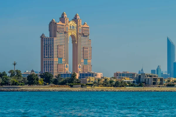 Ciudad de Abu Dhabi skyline a lo largo de la playa de Corniche tomada de un barco —  Fotos de Stock