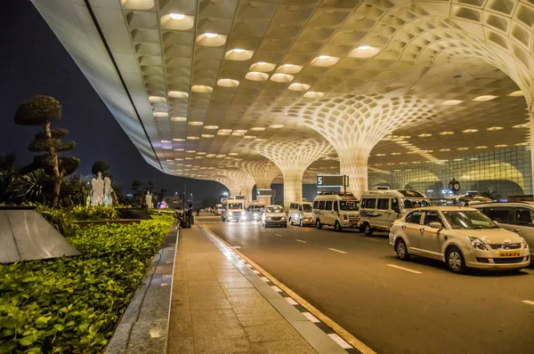 Belos exteriores do Aeroporto Internacional de Mumbai durante a noite — Fotografia de Stock