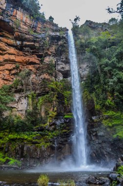 Güzel tenha ve görkemli Lonecreek veya Lone dere düşüyor, Sabie Mpumalanga Güney Afrika şelale