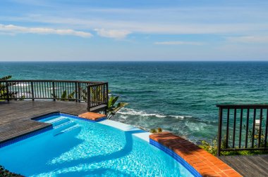 Ballito Güney Afrika Atlantik okyanusu boyunca açık jakuzi ve lüks spa banyosu ve sonsuzluk havuzu