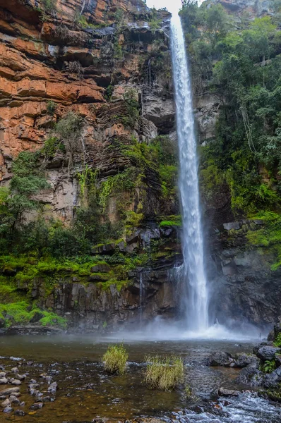 Piękne zaciszne i majestatyczne Lonecreek lub Lone Creek Falls, wodospad w Sabie Mpumalanga Republika Południowej Afryki — Zdjęcie stockowe