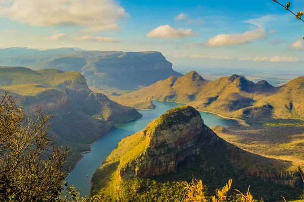 Hermoso y panorámico cañón del río Blyde y Tres Rondawels i — Foto de Stock