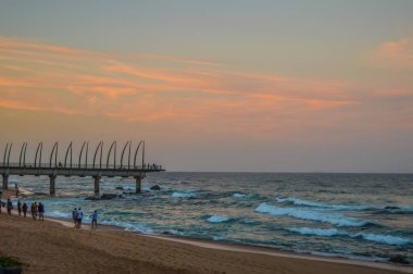Güzel Umhlanga Promenade İskelesi gün batımında Kwazulu Natal Durban Kuzey Güney Afrika'da bir balina kemiği iskele yaptı