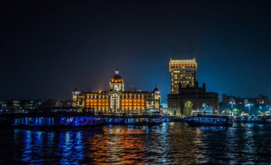 Güzel Gateway of India Taj Palace hotel Mumbai liman Umman Denizi üzerinde birçok jetties ile yakın