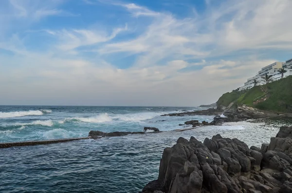Piscina de mareas de roca salina natural y prístina en la costa del delfín Ballito Kwazulu Natal Sudáfrica — Foto de Stock