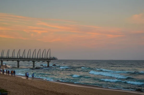 Bela Umhlanga Promenade Pier uma baleia feita cais em Kwazulu Natal Durban Norte da África do Sul durante o pôr do sol — Fotografia de Stock