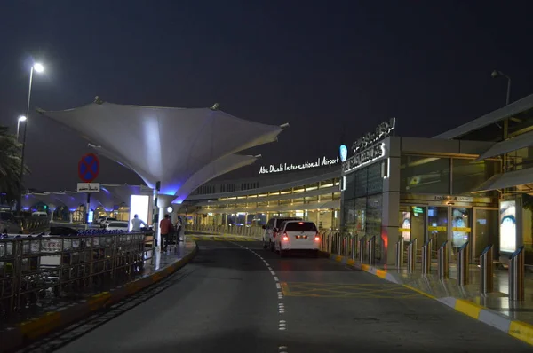 Abu Dhabi International airport w stolicy Zjednoczonych Emiratów Arabskich — Zdjęcie stockowe