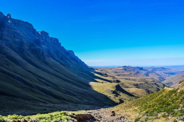 Sani Yeşillik Kzn ve Midlands meander yakınlarındaki Lesotho Güney Afrika sınırı yakınında mavi gökyüzü altında geçmek