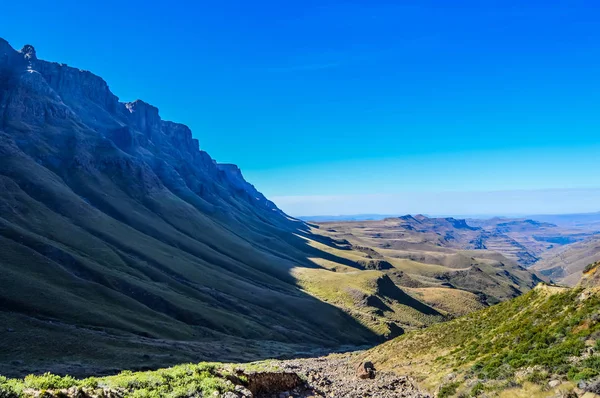 Verde en Sani pasar bajo el cielo azul cerca del reino de Lesotho frontera de Sudáfrica cerca de KZN y Midlands meandro — Foto de Stock