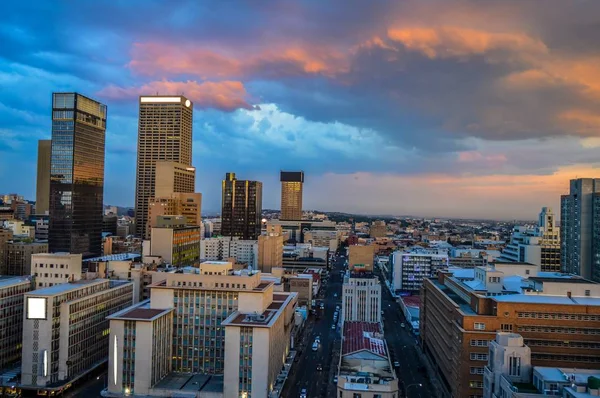 Johannesburg şehir manzarası ve hisgh kuleleri ve Binalar ayağa kalkın
