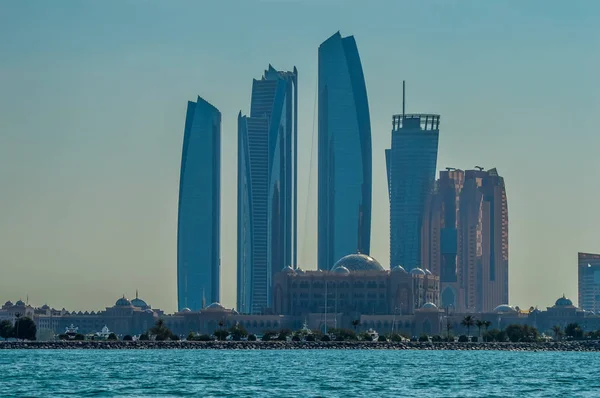 Ciudad de Abu Dhabi skyline a lo largo de la playa de Corniche tomada de un barco —  Fotos de Stock