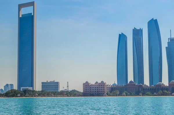 Ciudad de Abu Dhabi skyline a lo largo de la playa de Corniche tomada de un barco —  Fotos de Stock