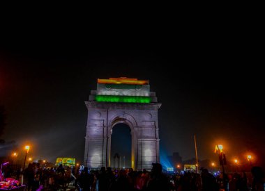 Hindistan kapı yakınındaki Rajpath Yeni Delhi'de güzel gece manzarası