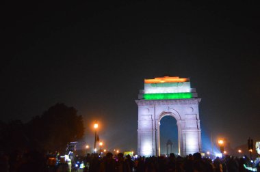 Hindistan kapı yakınındaki Rajpath Yeni Delhi'de güzel gece manzarası