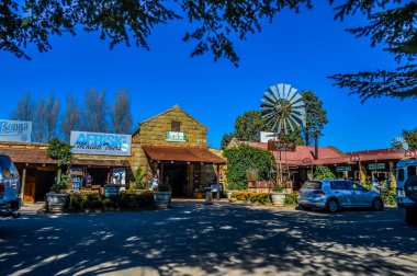Clarens sanat ve zanaat dükkanlar ön planda yel değirmeni ile