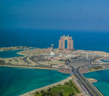 Kuşbakışı göz ve Abu Dabi şehir gözlem güverte hava dron görünümü