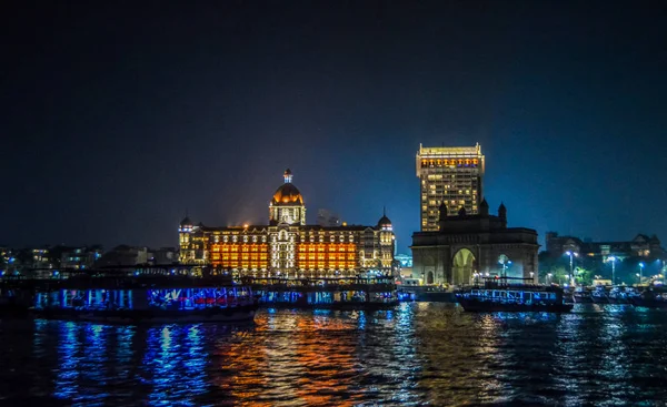 Güzel Gateway of India Taj Palace hotel Mumbai liman Umman Denizi üzerinde birçok jetties ile yakın