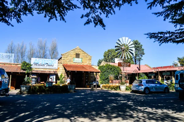 Clarens tiendas de arte y artesanía con molino de viento en primer plano —  Fotos de Stock