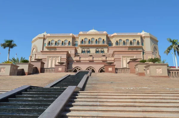 Majestic and Palatial beach front hotel known as Emirates Palace in Abu Dhabi UAE — Stock Photo, Image