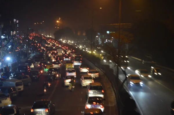 Hundreds of cars in a traffic during night with smog above in New Delhi — Stock Photo, Image